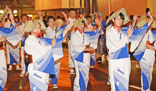 附近市民跳盂兰盆节会舞时发放环保袋(达耐时)