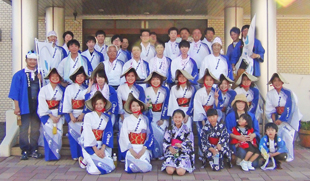 附近市民跳盂兰盆节会舞时发放环保袋(达耐时)